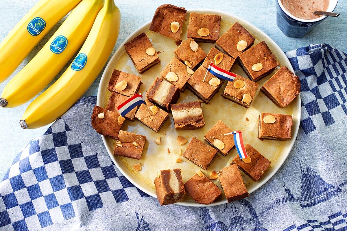 ¡Disfruta de las speculaas neerlandesas rellenas con banana Chiquita y pasta de almendra con almendras por encima!