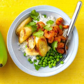 Gambas marinadas fritas con guisantes, arroz y banana frita