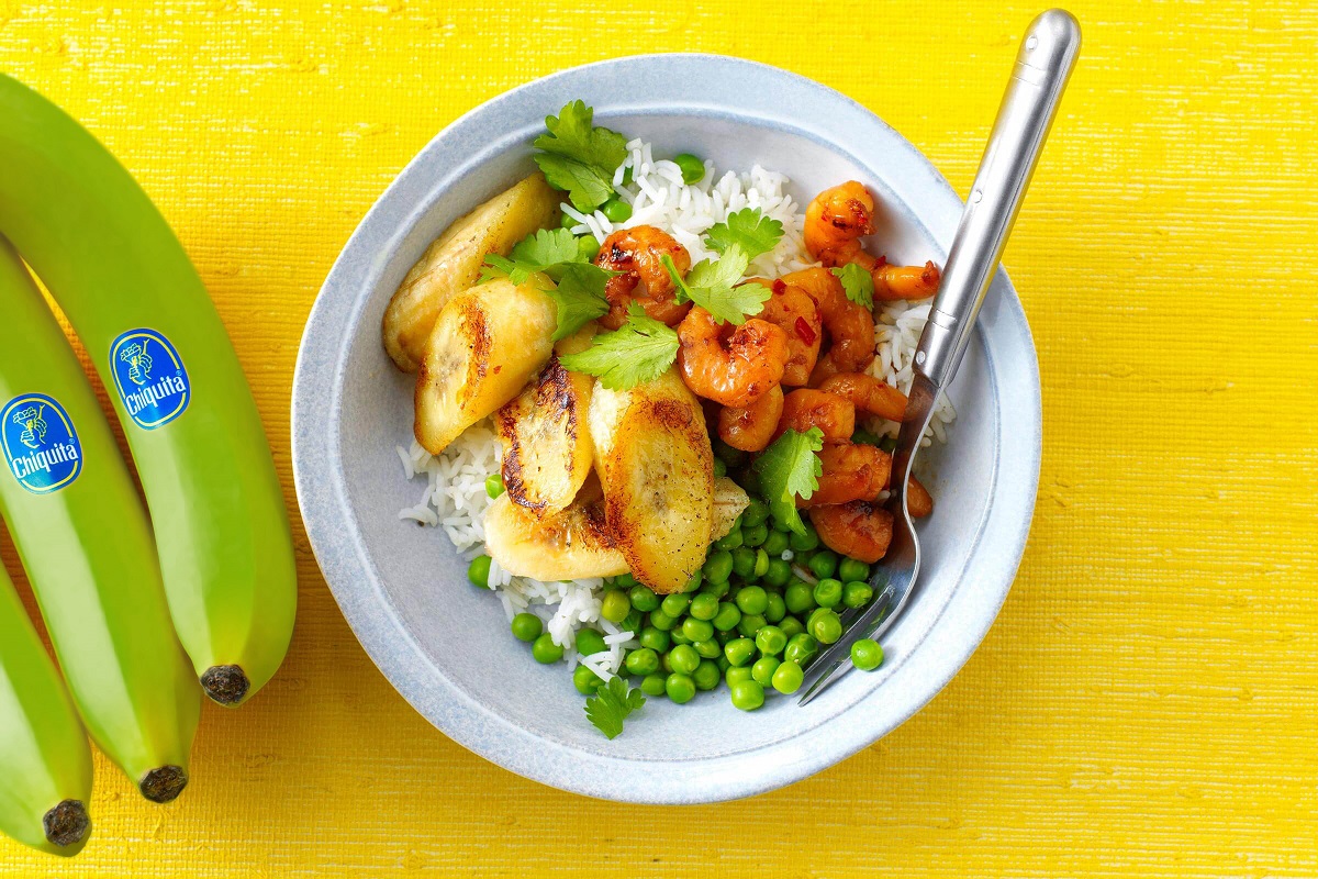 Gambas marinadas fritas con guisantes, arroz y banana frita