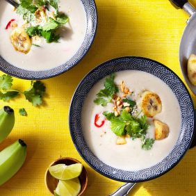 Saludable receta de sopa tailandesa de curri y coco con bananas Chiquita