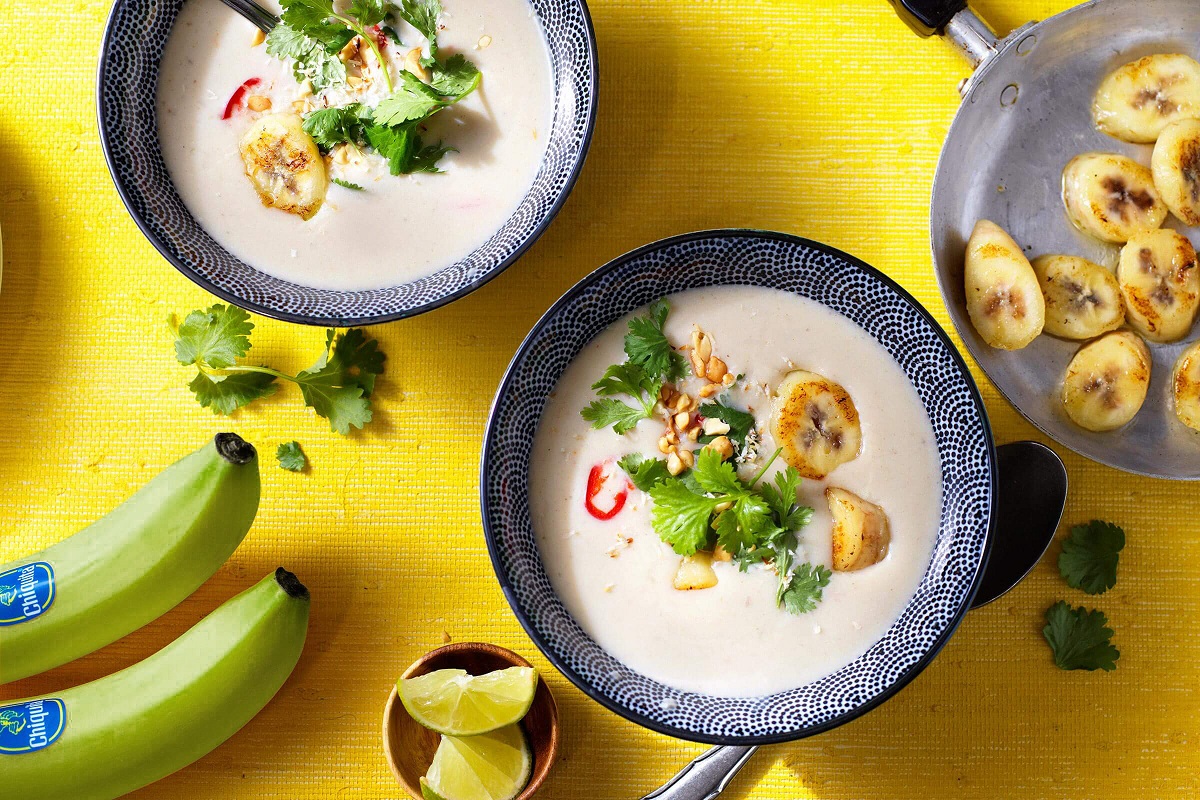 Saludable receta de sopa tailandesa de curri y coco con bananas Chiquita