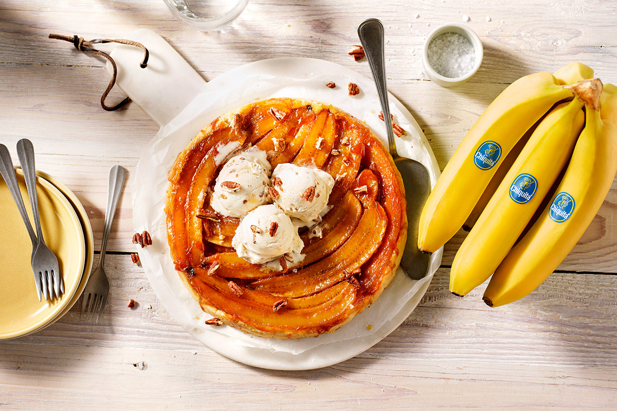 «Tatin» salado de caramelo y banana con helado de caramelo