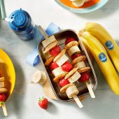 Minitortitas holandesas («Poffertjes») con brochetas de fresa y banana