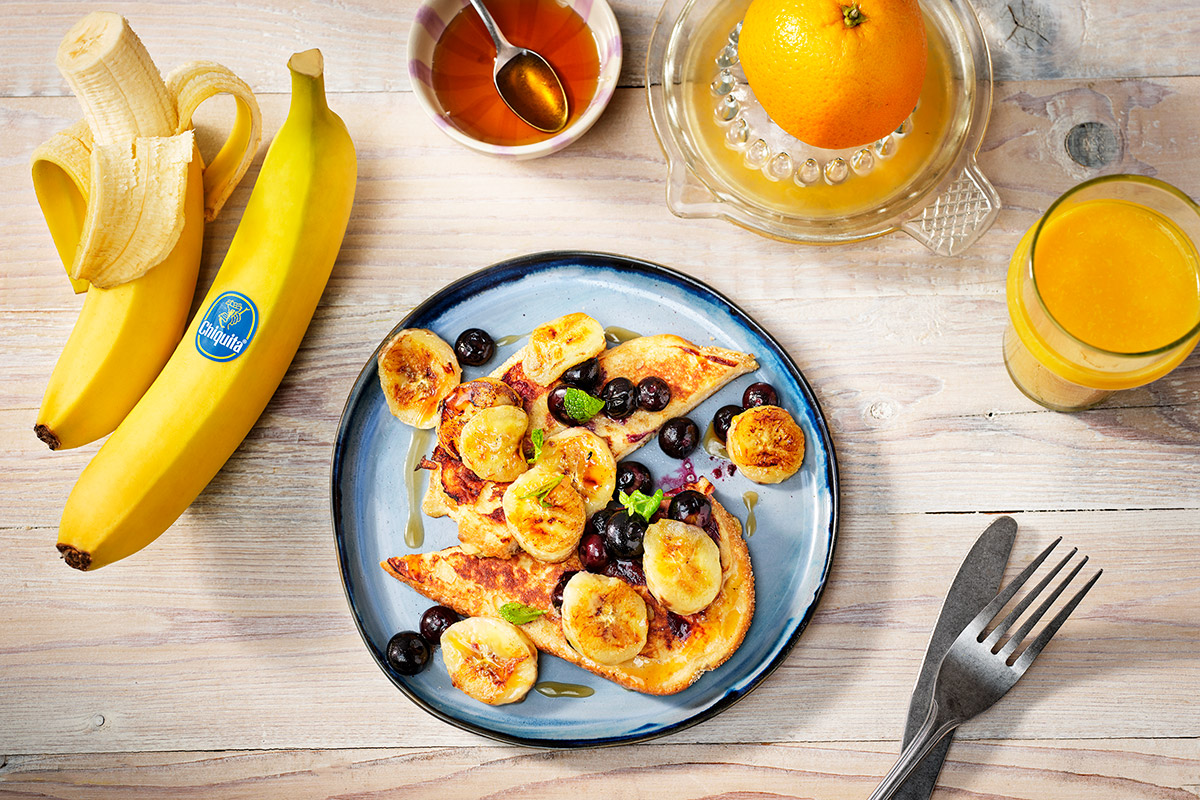 Tostada francesa de banana con jarabe de arce y arándanos