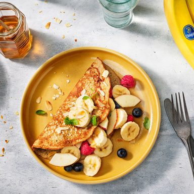 Omelette esponjoso de bananas con manzanas y frambuesas