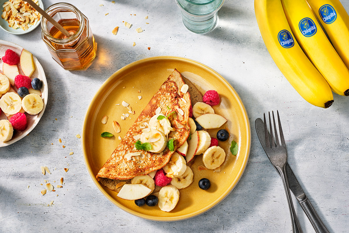 Omelette esponjoso de bananas con manzanas y frambuesas