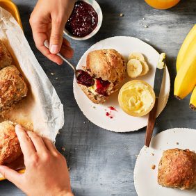 Un tazón de auténtico pan de banana, sin azúcar, sin amasar