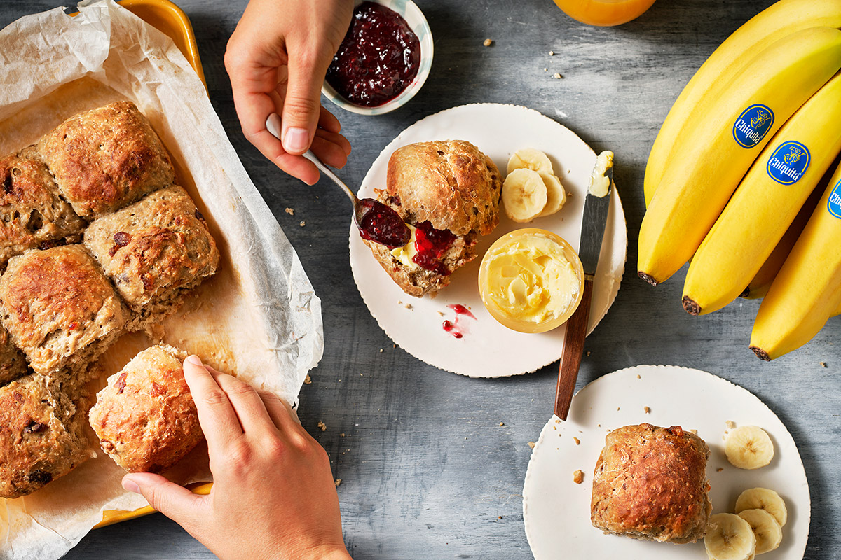 Un tazón de auténtico pan de banana, sin azúcar, sin amasar