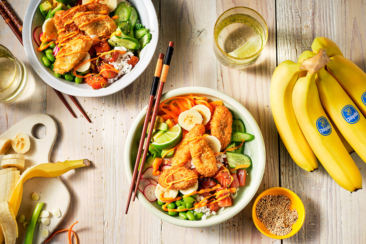 Cuenco de poke de arroz con bananas fritas crujientes