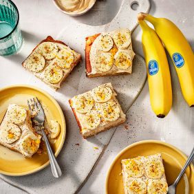 Pastel «potluck» de banana/naranja con glaseado de café.