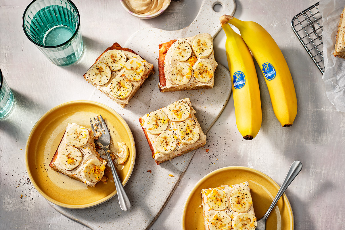 Pastel «potluck» de banana/naranja con glaseado de café.