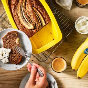 Pastel de bizcocho de banana con café