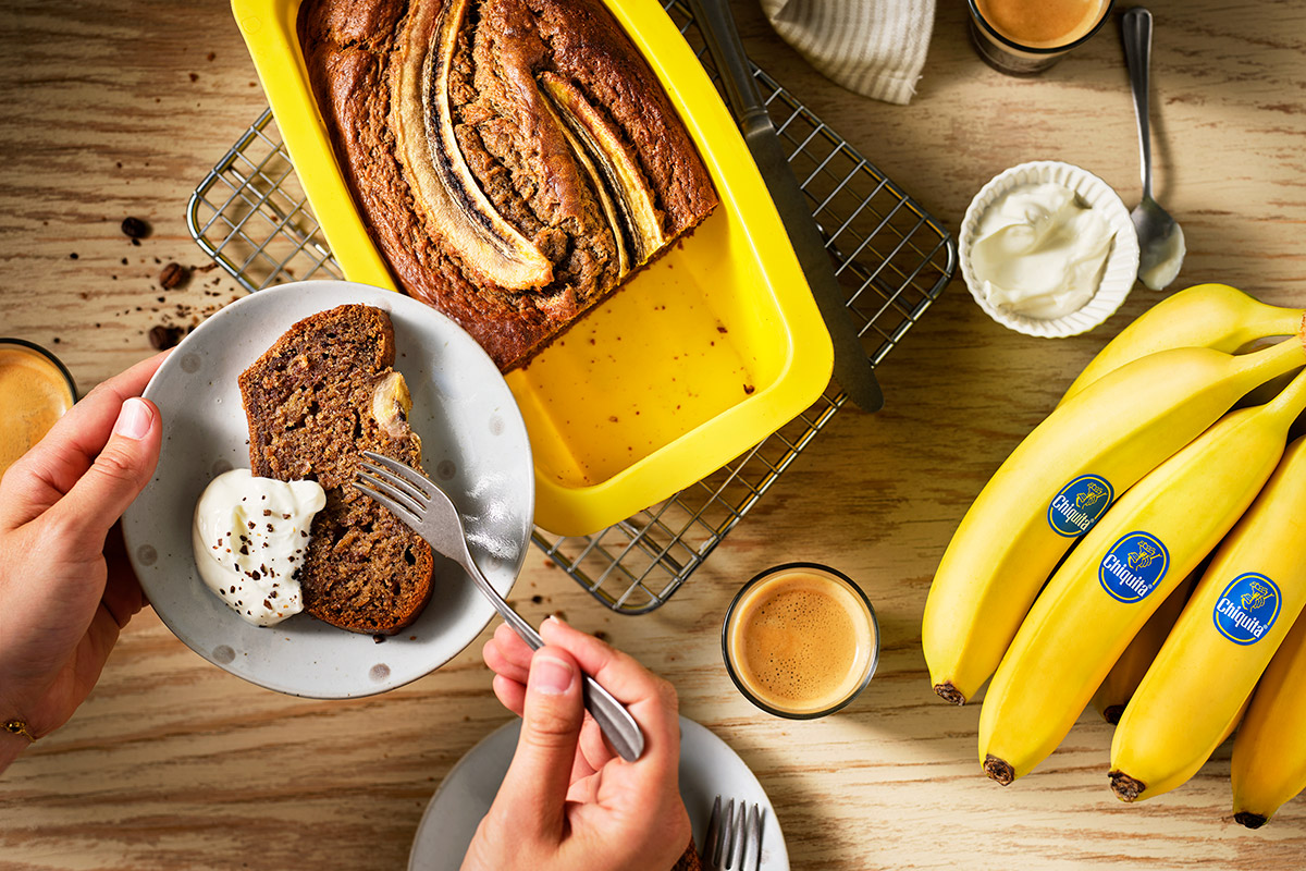 Pastel de bizcocho de banana con café