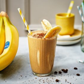 Batido de proteínas de café con mantequilla de maní y banana