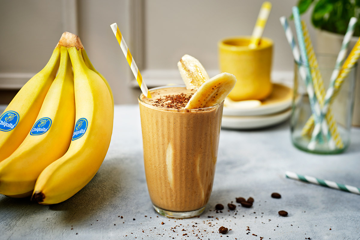 Batido de proteínas de café con mantequilla de maní y banana