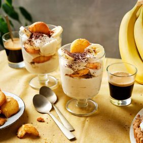 Pudin clásico de bananas y castañas con galletas de almendras y vainilla