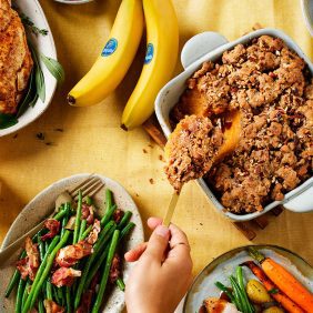 Puré de banana y batata cubierto con «streusel» de canela y nueces pacanas