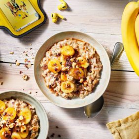 Avena caliente con banana cocinada, virutas de cacao y avellana