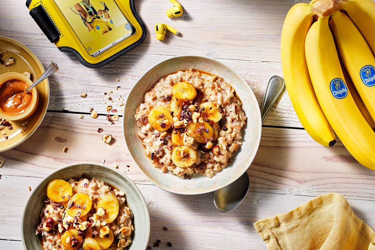 Avena caliente con banana cocinada, virutas de cacao y avellana