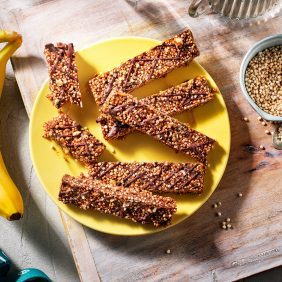 Barritas energéticas con quinoa inflada, mantequilla de cacahuete y banana