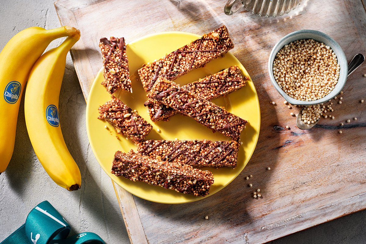 Barritas energéticas con quinoa inflada, mantequilla de cacahuete y banana