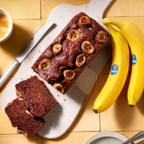 Pan vegano de banana con remolacha y chocolate