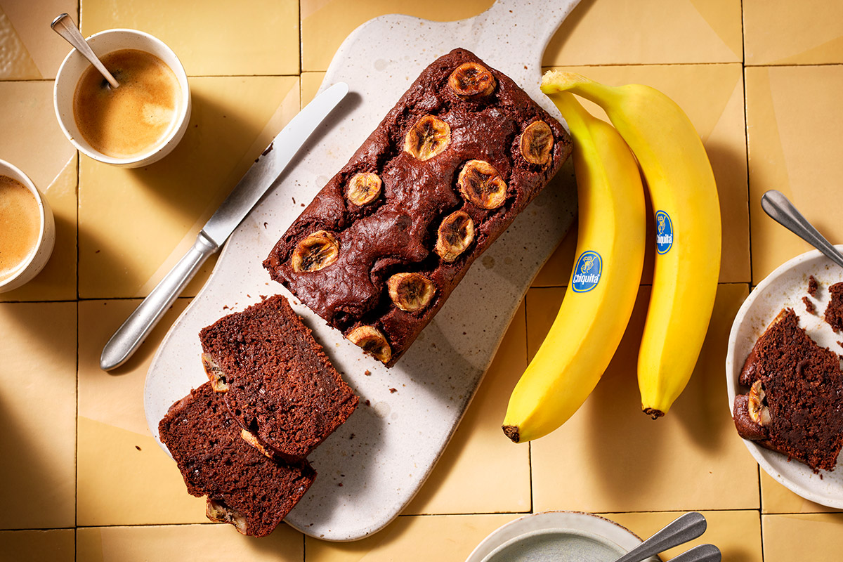 Pan vegano de banana con remolacha y chocolate