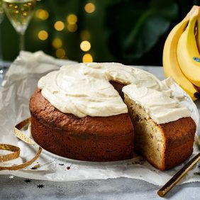 Pastel «vasilopita» de Año Nuevo con glaseado de banana