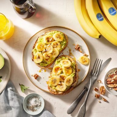 Tostada de aguacate y banana Chiquita para el desayuno