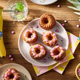 Minipasteles de banana con vainilla y piña