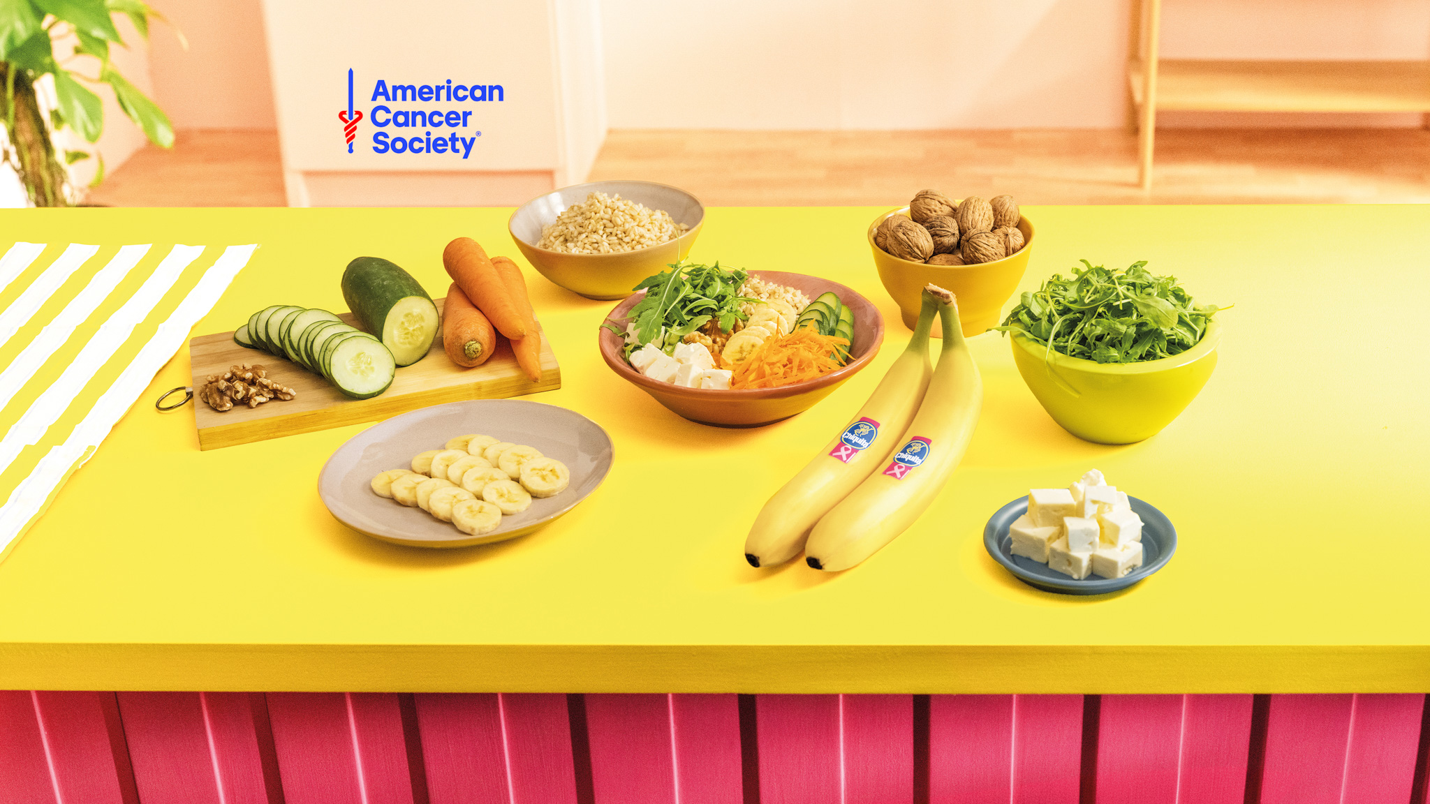 Bowl de Arroz Integral con Bananas Chiquita, Feta, Nueces y Verduras Crujientes